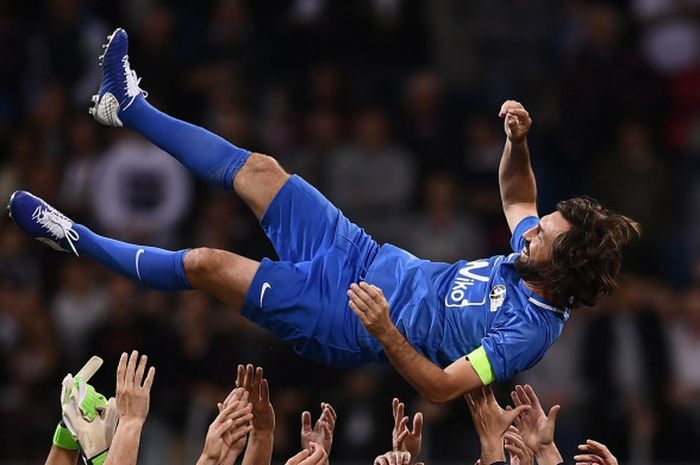 Bekas gelandang Timnas Italia, Andrea Pirlo, merayakan pertandingan yang didedikasikan untuk dirinya, 21 Mei 2018 di Stadion Giuseppe Meazza, Milan.