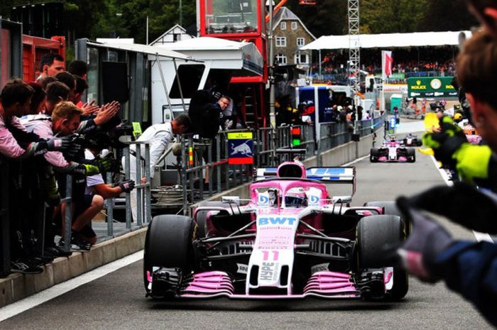 Pebalap Force India, Sergio Perez, mendapat sambutan dari kru tim usai finis di posisi kelima dalam balapan GP Belgia di Sirkuit Spa-Francorchamps, Belgia, Minggu (26/8/2018).