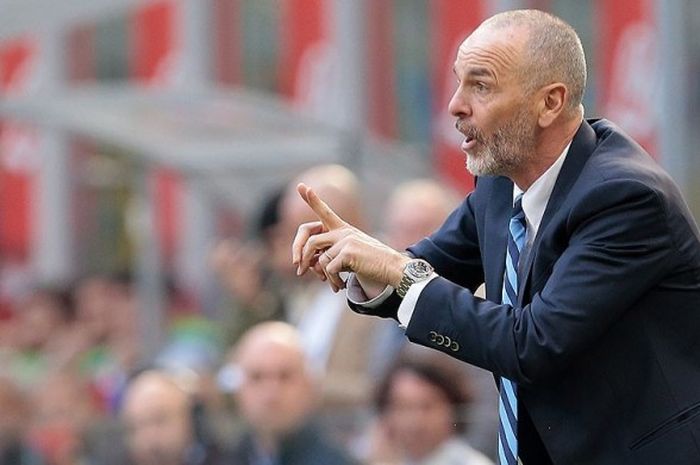 Pelatih Inter Milan, Stefano Pioli, memberikan instruksi kepada pemainnya saat melawan Atalanta dalam laga lanjutan Liga Italia 2016-2017 di Stadion Giuseppe Meazza, Milan , pada 12 Maret 2017.