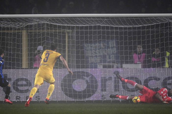 Aksi kiper Juventus, Gianluigi Buffon (kanan), saat menggagalkan penalti pemain Atalanta, Alejandro 