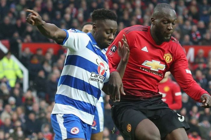 Striker Manchester United, Romelu Lukaku, beraksi dalam  laga melawan Reading pada putaran ketiga Pi