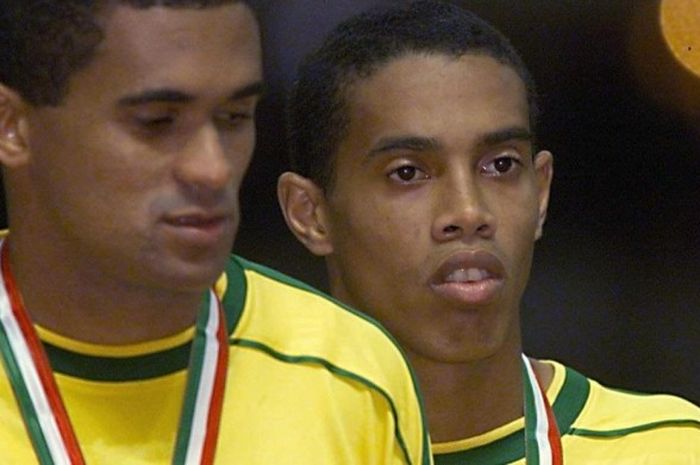 Ekspresi Ronaldinho usai menerima medali perak karena gagal membawa Brasil mengalahkan Meksiko di final Piala Konfederasi, 4 Agustus 1999.