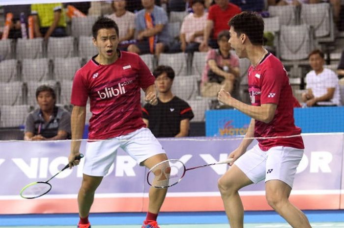 Pasangan ganda putra Indonesia, Marcus Fernaldi Gideon/Kevin Sanjaya Sukamuljo, melakukan selebras setelah mengalahkan Takeshi Kamura/Keigo Sonoda (Jepang) pada babak semifinal Korea Terbuka yang berlangsung di SK Handball Stadium, Sabtu (16/9/2017).