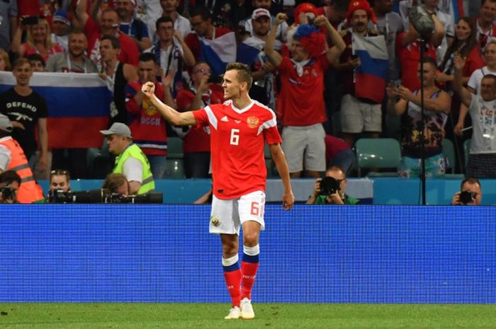 Gelandang Rusia, Denis Cheryshev, merayakan golnya ke gawang Kroasia dalam laga perempat final Piala Dunia 2018, 7 Juli 2018 di Sochi.