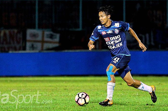Aksi gelandang Arema FC, Dendi Santoso, saat menggiring bola dalam laga pekan ke-26 Liga 1 melawan Persija Jakarta di Stadion Kanjuruhan Malang, Jawa Timur, Minggu (24/09/2017) malam.