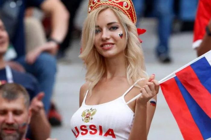  Salah satu fan timnas Rusia, Natalya Nemchinova, dinobatkan sebagai fan tercantik di Piala Dunia 2018 karena sering menjadi bidikan fotografer. 