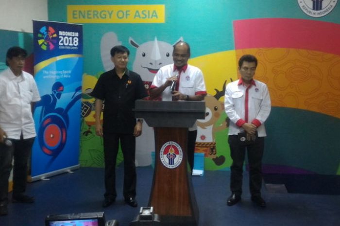 Deputi IV Kemenpora Bidang Peningkatan Prestasi Olahraga, Mulyana (kedua dari kanan), dalam jumpa pers Persiapan Cabang Olahraga menuju Asian Games 2018 di Gedung Kemenpora RI, Jakarta Pusat, pada Kamis (11/1/2018).