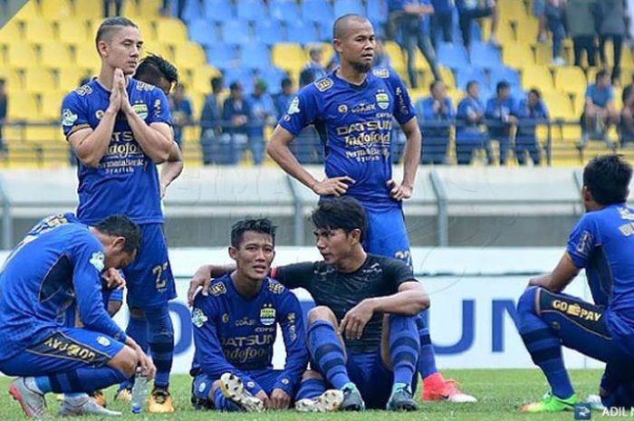 Pemain Persib Bandung meratapi hasil imbang lawan Bhayangkara FC, Minggu (24/9/2017).