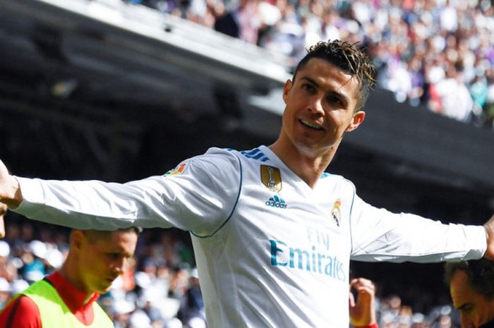      Megabintang Real Madrid, Cristiano Ronaldo, merayakan golnya ke gawang Atletico Madrid dalam laga Liga Spanyol di Stadion Santiago Bernabeu, Madrid pada 8 April 2018.     