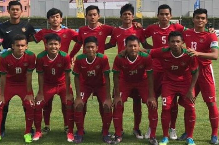 Timnas Indonesia U-19 berpose sebelum menghadapi Skotlandia U-20 pada laga pamungkas Grup C Toulon Tournament 2017 di Jules Ladoumegue, Vitrolles, Prancis, Selasa (6/6/2017).