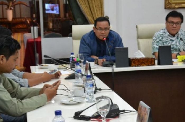 Presiden PT Sriwijaya Optimis Mandiri, Dodi Reza Alex memberikan keterangan ke media terkait kesiapan Sriwijaya FC musim 2017