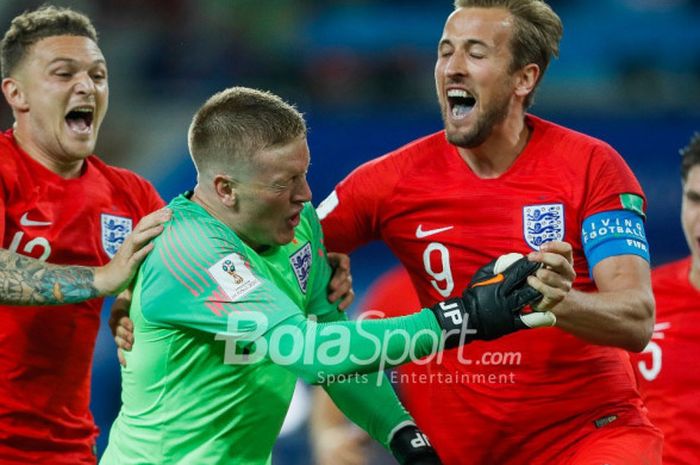  Kiper timnas Inggris, Jordan Pickford, diselamati rekan setimnya setelah tampil hebat dalam adu penalti kontra Kolombia pada laga babak 16 besar Piala Dunia di Stadion Spartak, Moskow, 3 Juli 2018. 