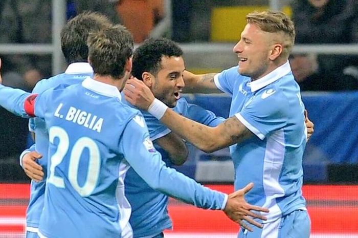 Para pemain Lazio merayakan gol Felipe Anderson ke gawnag Inter Milan pada partai perempat final Coppa Italia di Stadion Giuseppe Meazza, Selasa (31/1/2017). 