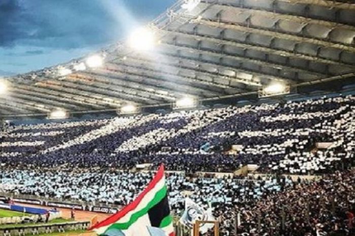Koreografi suporter Lazio pada laga melawan Inter Milan di Stadio Olimpico, Senin (21/5/2018) pukul 01.45 WIB.