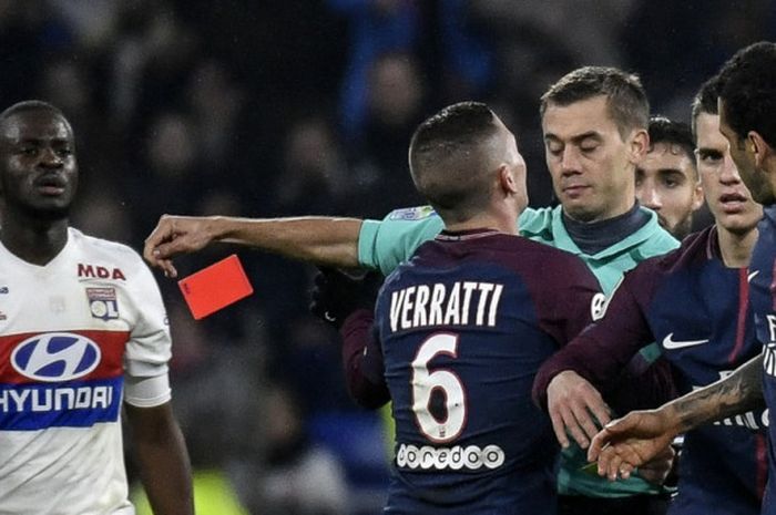 Wasit Clement Turpin memberikan kartu merah untuk bek Paris Saint-Germain, Dani Alves (kanan), dalam laga Liga Prancis kontra Olympique Lyon di Stadion Groupama, Lyon, pada 21 Januari 2018.