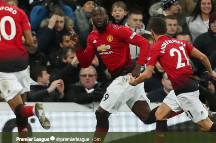  Pemain Manchester United, Romelu Lukaku, merayakan gol yang dicetaknya ke gawang Newcastle United p