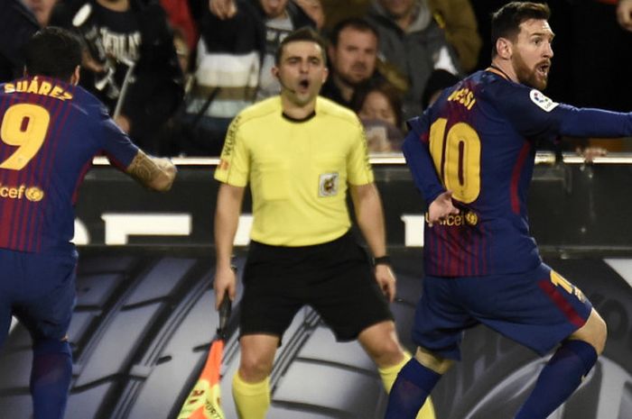 Penyerang FC Barcelona, Lionel Messi (kanan) dan Luis Suarez, melakukan protes kepada wasit karena tidak mengesahkan golnya ke gawang Valencia dalam laga La Liga Spanyol 2017-2018 di Stadion Mestalla, Valencia, Spanyol, pada Minggu (26/11/2017).