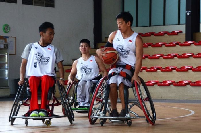 Tiga atlet bola basket kursi roda Indonesia berlatih Lapangan Basket The Breeze BSD CIty Tangerang, Rabu (19/9/2018).