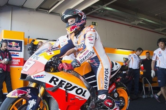 Pebalap Repsol Honda, Marc Marquez, sedang bersiap keluar dari pit untuk menjalani sesi kualifikasi GP Aragon di Sirkuit MotorLand Aragon, Minggu (25/9/2016).