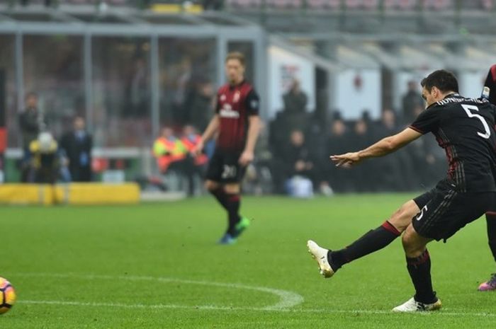 Gelandang AC Milan, Giancomo Bonaventura, mencetak gol ke gawang Pescara pada partai lanjutan Serie A di San Siro, Minggu (30/10/2016).