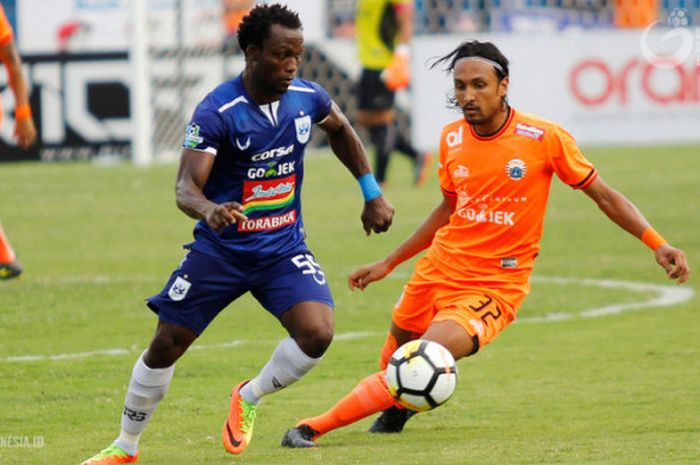 Pemain PSIS Semarang Ibrahim Conteh saat melewati pemain Persija Rohit Chand di Stadion Sultan Agung, Bantul, Jumat (21/4/2018)