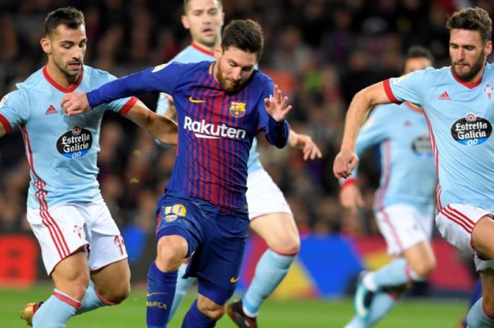 Bintang Barcelona Lionel Messi menggiring bola di tengah kawalan pemain Celta Vigo dalam partai Copa del Rey di Camp Nou, Barcelona, 11 Januari 2018.