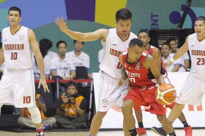 Timnas bola basket putra Indonesia dalam laga menghadapi Timor Leste pada laga test event Asian Games 2018 di Hall Basket, Senayan, Jakarta, Kamis (8/2/2018).