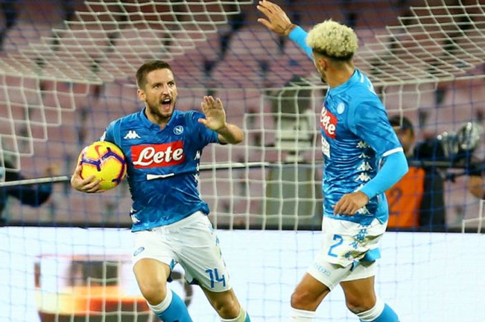 Selebrasi penyerang Napoli, Dries Mertens (kiri), seusai mencetak gol penyeimbang ke gawang AS Roma dalam laga Liga Italia 2018-2019 di Stadion San Paolo, Naples, Italia, pada Minggu (28/10/2018).