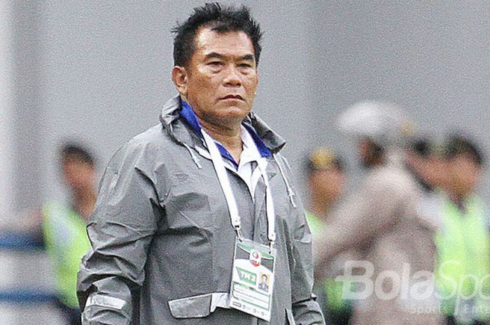 Ekspresi pelatih PSIS, Subangkit, saat mengawal tim pada perebutan tempat ketiga Liga 2.