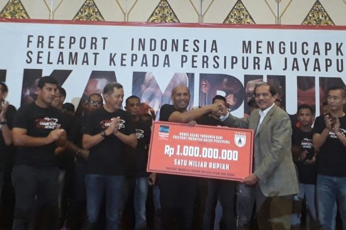 Persipura Jayapura menerima bonus Rp 1 miliar dari PT Freeport Indonesia karena berhasil menjuarai T