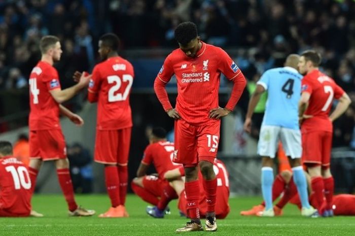 Ekspresi Daniel Sturridge (15) saat Liverpool kalah dari Manchester City pada final Piala Liga Inggris di Stadion Wembley, Minggu (28/2/2016).
