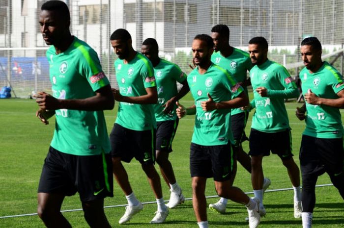 Pemain timnas Arab Saudi melakoni sesi latihan di St Petersburg, 16 Juni 2018,  sebagai bagian agenda persiapan menjelang laga Piala Dunia 2018.