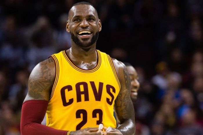 Pemain bintang Cleveland Cavaliers, LeBron James (#23), bereaksi saat menjalani pertandingan melawan Washington Wizards di Quicken Loans Arena, Cleveland, Ohio, Sabtu (25/3/2017).