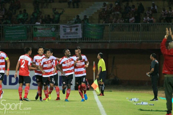 Selebrasi pemain Madura United, Engelberd Sani, seusai membobol gawang Perseru Serui dalam pertandingan Liga 1, Selasa (17/7/2018). 