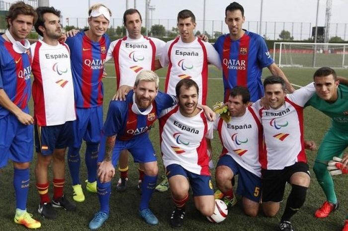 Lima bintang FC Barcelona bertanding adu penalti dengan tim sepak bola tuna netra Paralimpiade Spanyol pada Kamis (8/9/2016).