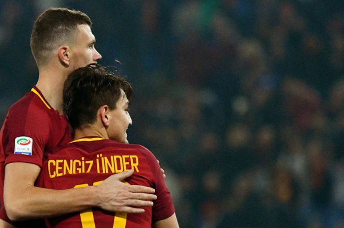 Pemain AS Roma, Cengiz Under (kanan), merayakan golnya bersama Edin Dzeko dalam laga Liga Italia kontra Benevento di Stadion Olimpico, Roma, pada 11 Februari 2018.