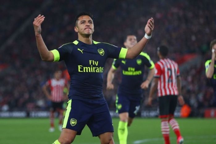 Penyerang Arsenal, Alexis Sanchez, melakukan selebrasi seusai menjebol gawang Southampton dalam laga di St Mary's Stadium pada Rabu (10/5/2017)