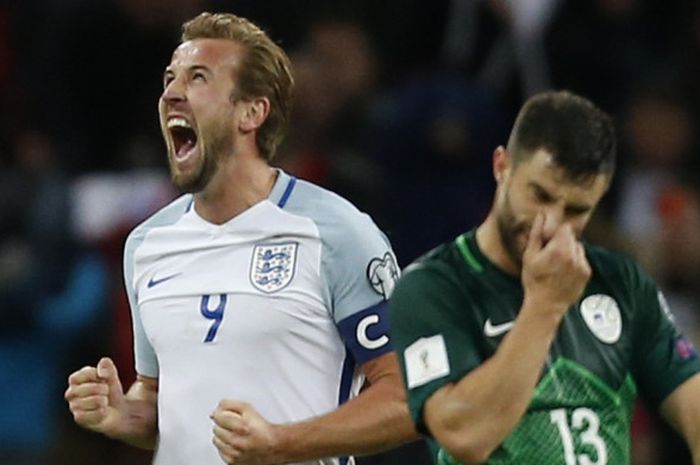 Striker Inggris, Harry Kane (kiri), merayakan kemenangan atas Slovenia dalam laga Kualifikasi Piala Dunia 2018 Zona Eropa di Stadion Wembley, London, Inggris, pada 5 Oktober 2017.