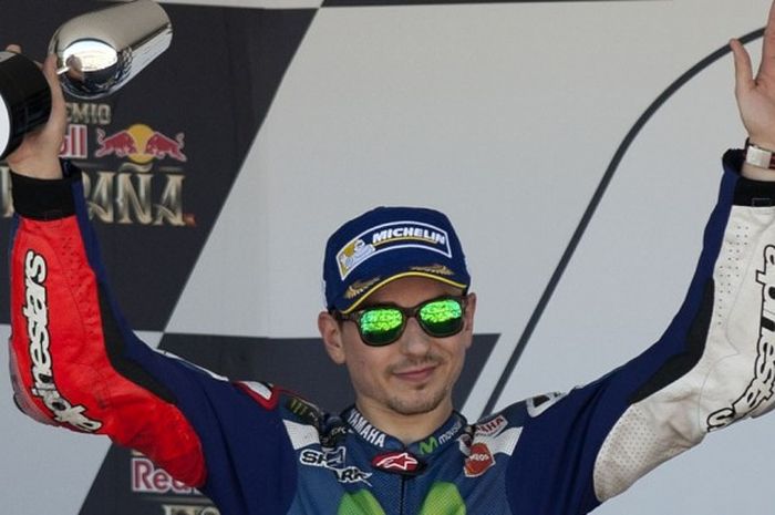 Pebalap Movistar Yamaha, Jorge Lorenzo, mengangkat trofi runner-up pada GP Spanyol yang berlangsung di Sirkuit Jerez, Minggu (24/4/2016).