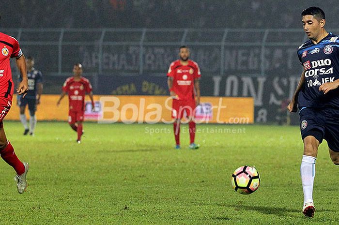 Aksi gelandang Arema FC, Esteban Vizcarra (kanan), saat menggiring bola dalam laga pekan ke-32 Liga 1 melawan Semen Padang di Stadion Kanjuruhan Malang, Jawa Timur, Sabtu (04/11/2017) malam.
