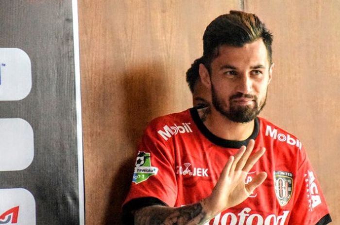   Stefano Lilipaly memasuki ruangan sebelum dirinya resmi diperkenalkan kepada media sebagai pemain anyar Bali United di Bebek Bengil Restaurant, Kuta, Bali, Minggu (13/8/2017).  