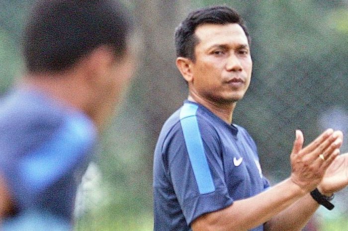 Widodo C Putro saat memimpin latihan timnas senior di Lapangan Sekolah Pelita Harapan, Karawaci, Tangerang, Rabu (5/11).