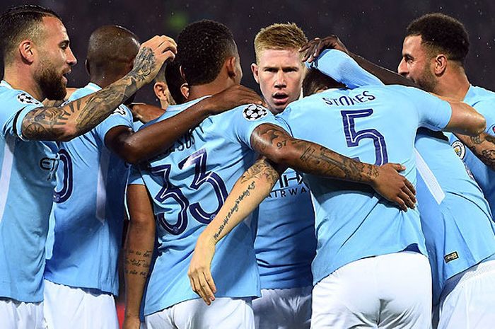 Bek  Manchester City, John Stones (kedua dari kanan), melakukan selebrasi bersama rekan setimnya seusai mencetak gol ke gawang Feyenoord Rotterdam dalam laga Liga Champions 2017 di Stadion Feyenoord, Rotterdam, Belanda, pada 13 September 2017.