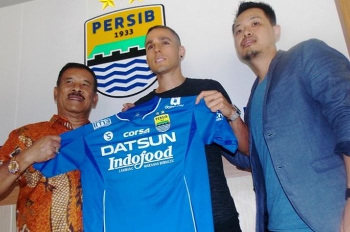 Diogo Alexandre Alves Ferreira (tengah) saat diperkenalkan sebagai pemain baru Persib Bandung oleh manajer Umuh Muchtar (kiri) usai penandatanganan kerjasama di Graha Persib, Kota Bandung, Kamis (25/8/2016).
