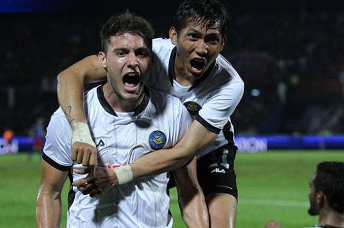 Luapan kegembiraan striker Pahang FA, Patrick Cruz (depan) seusai membobol tiga kali gawang Johor Da