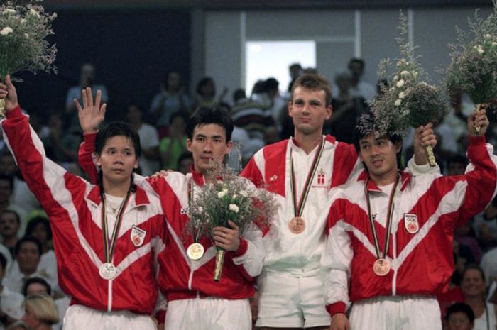 Dari kiri, Ardy Wiranata, Alan Budi Kusuma,  Thomas Stuer-Lauridsen (Denmark), dan Hermawan Susanto Di Podium Olimpiade Barcelona 1992.