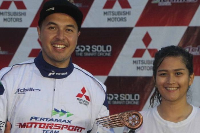Rifat Sungkar dan navigator, Mariachi, mampu menempati podium kedua di putaran pertama ajang Indonesia eXtreme Offroad Racing 2016 yang digelar di lintasan Sirkuit Tembong Jaya Serang, Minggu (29/5/2016).