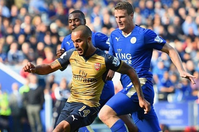 Theo Walcott saat mencetak gol ke gawang Leicester City di pertandingan Premier League yang berlangsung di Stadion King Power pada 26 September 2015. 