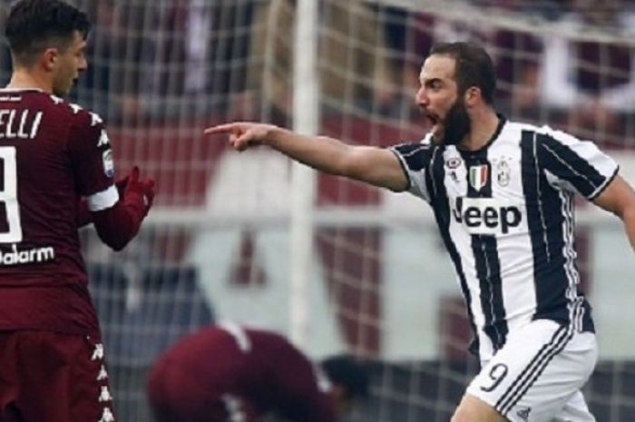 Gonzalo Higuain merayakan gol pertama Juventus ke gawang Torino pada pertandingan Serie A di Olimpico Turin, Minggu (11/12/2016). 