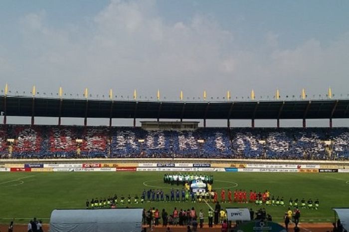 Koreo dari bobotoh di Stadion si Jalak Harupat, Sabtu (9/9/2017). 